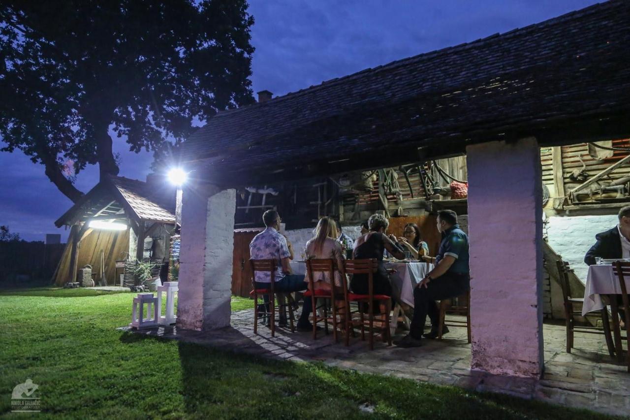Salas Isailovi สเรมสกา มิโตรวิตซา ภายนอก รูปภาพ